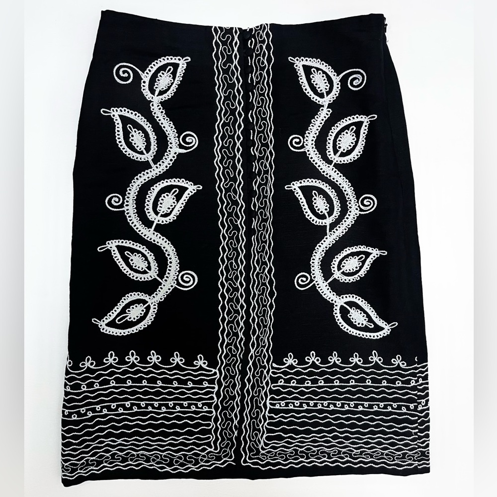 BCBGMAXAZRIA Linen Blend Embroidered Skirt Black & White Button Front Size 4